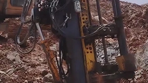 Perforadora hidráulico de roca montada en excavadora T2 en funcionamiento