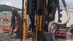Perforadora hidráulica de roca montada en excavadora T6 en funcionamiento